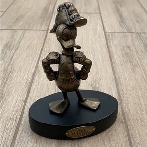 Donald Duck Admiral Statue